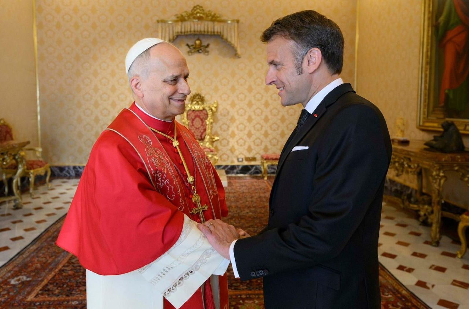 Saludo entre León XIV y Macron en el Vaticano