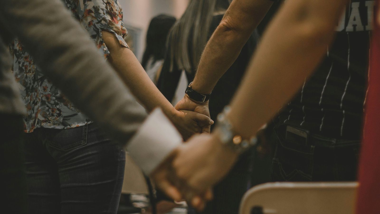 Personas rezando en grupo