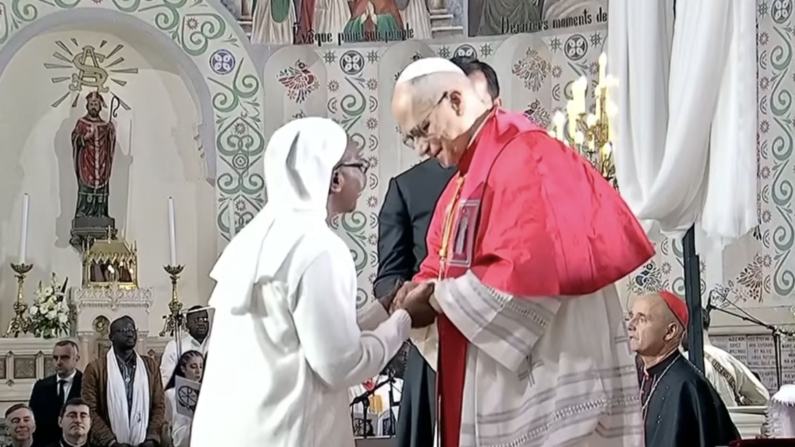 El Papa saluda a una religiosa en Argelia