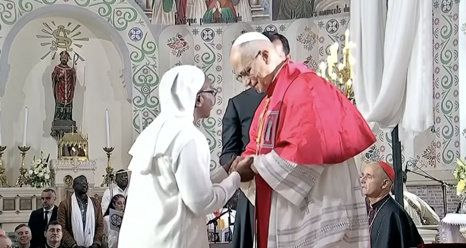 El Papa saluda a una de las religiosas que presentó su testimonio