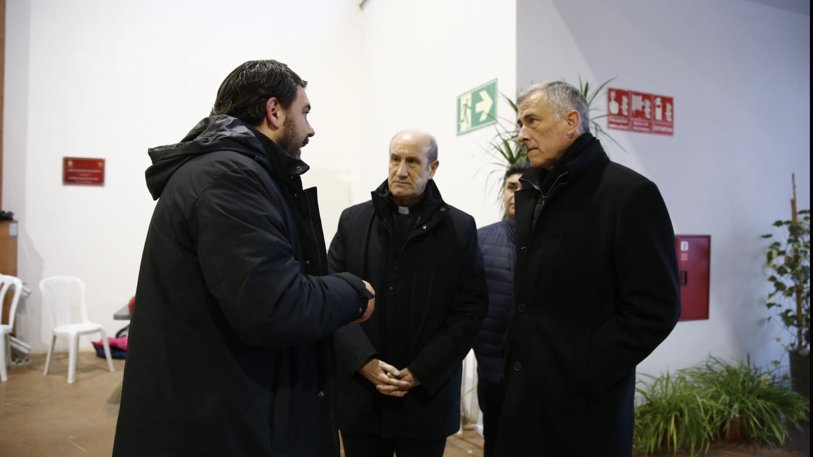 Jesús Fernández, en Adamuz, con el párroco