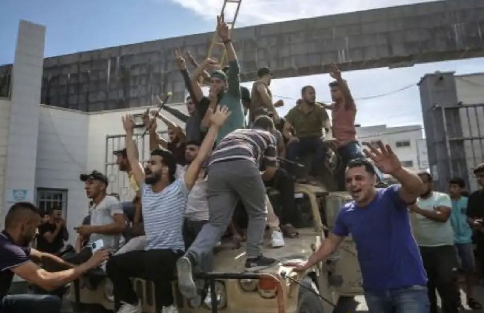 Los milicianos de Hamas se apoderaron de vehículos militares israelíes