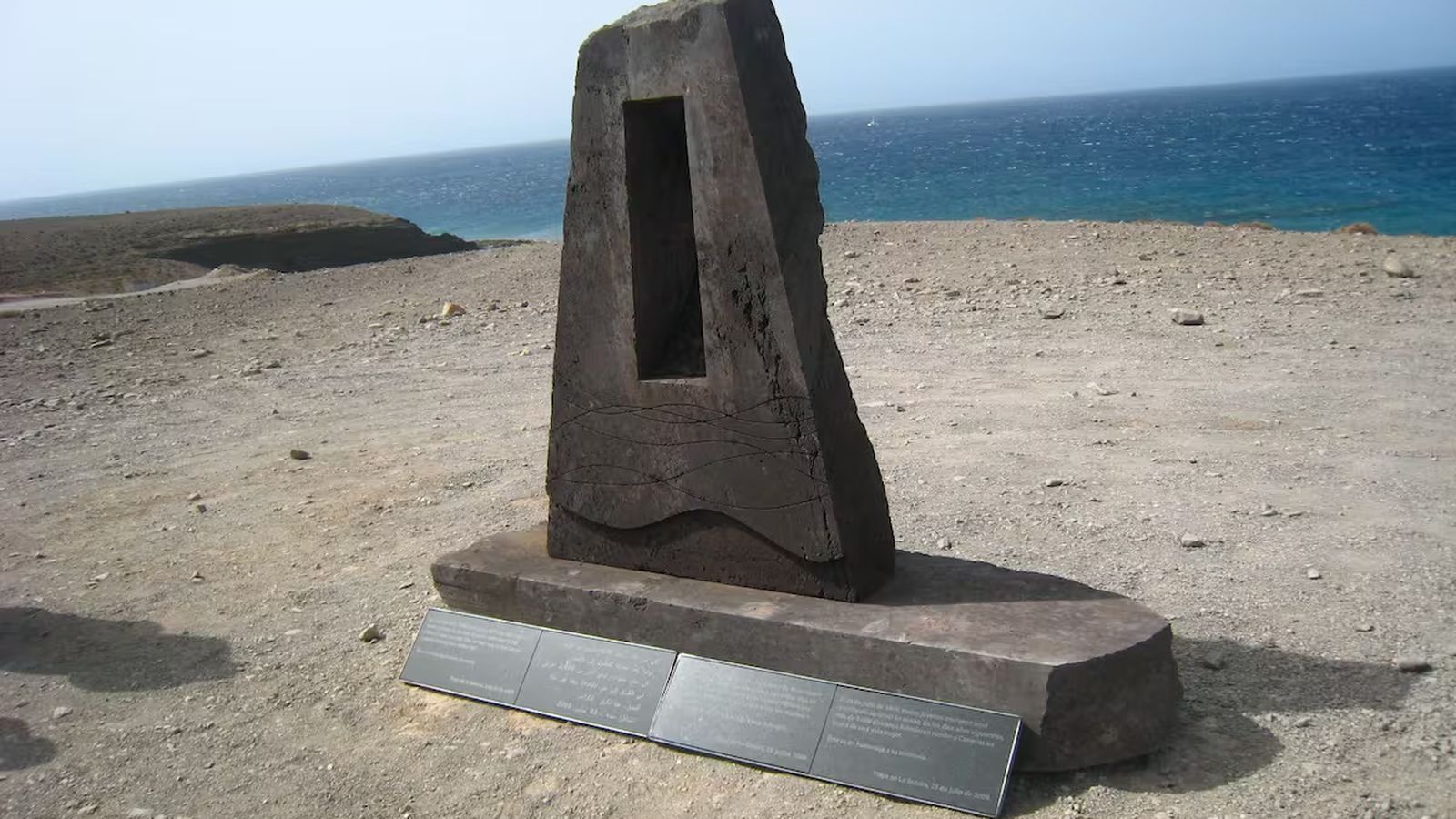 Monumento en homenaje a todos los fallecidos en este cuarto de siglo en una playa de Fuerteventura