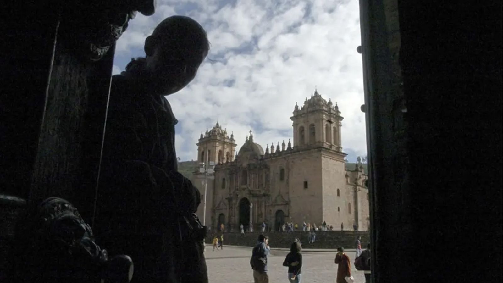 La catedral del Cuzco desde la iglesia de la Compañía de Jesús