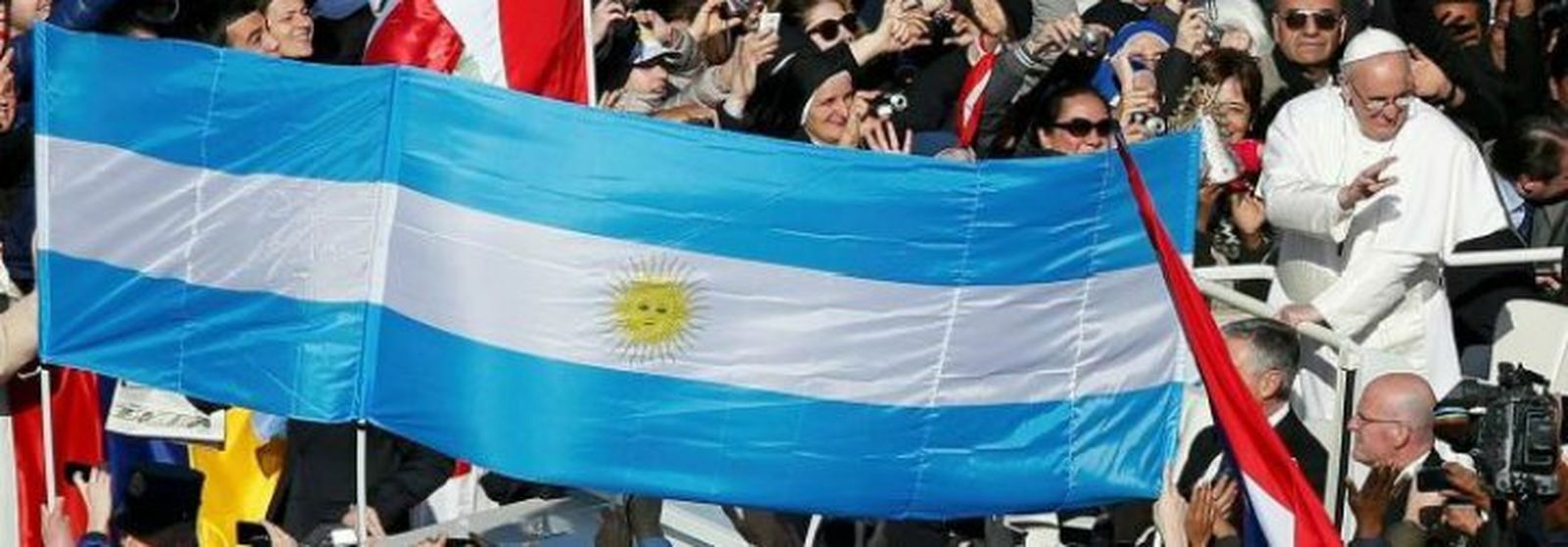 El Papa Francisco, junto a una bandera argentina