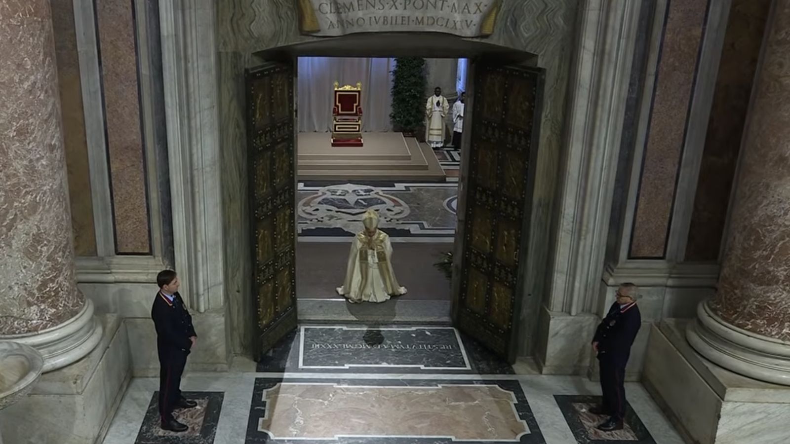 El Papa, arrodillado ante la Puerta Santa