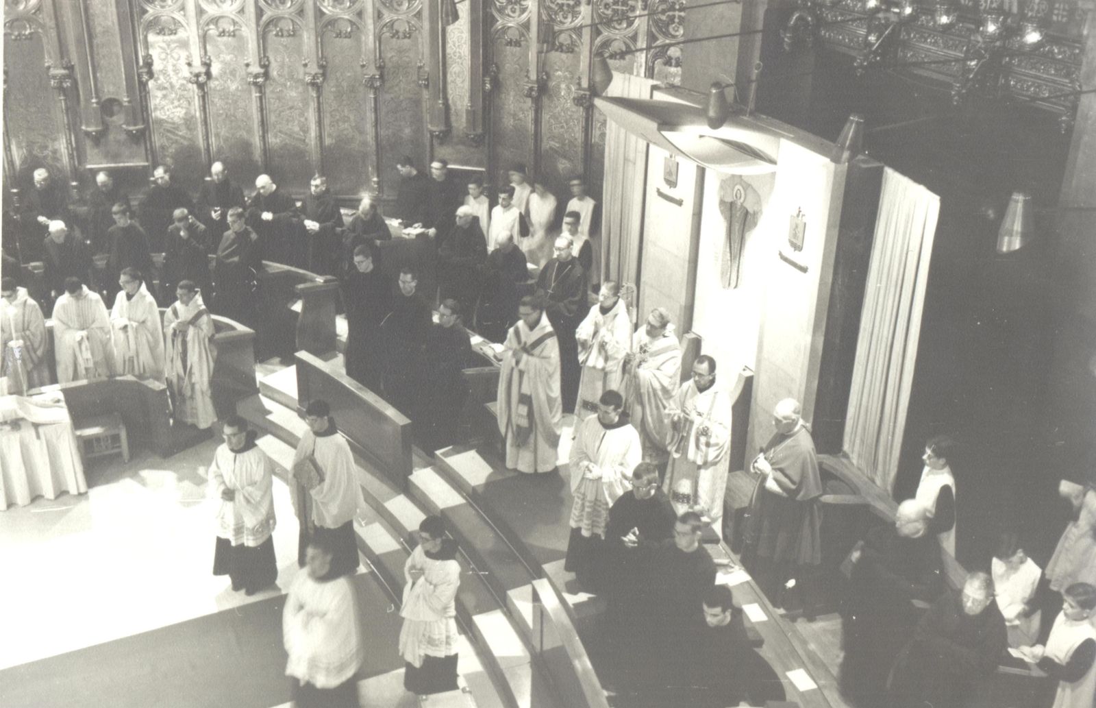 El entonces obispo Jubany presidiendo la primera concelebración en Montserrat, el 11 julio de 1964