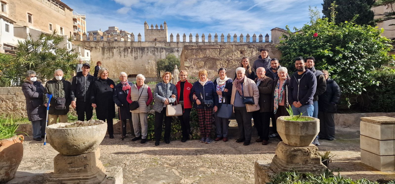 Voluntarios e invitados a la cena de Nochebuena en el monasterio las jerónimas del Mallorca
