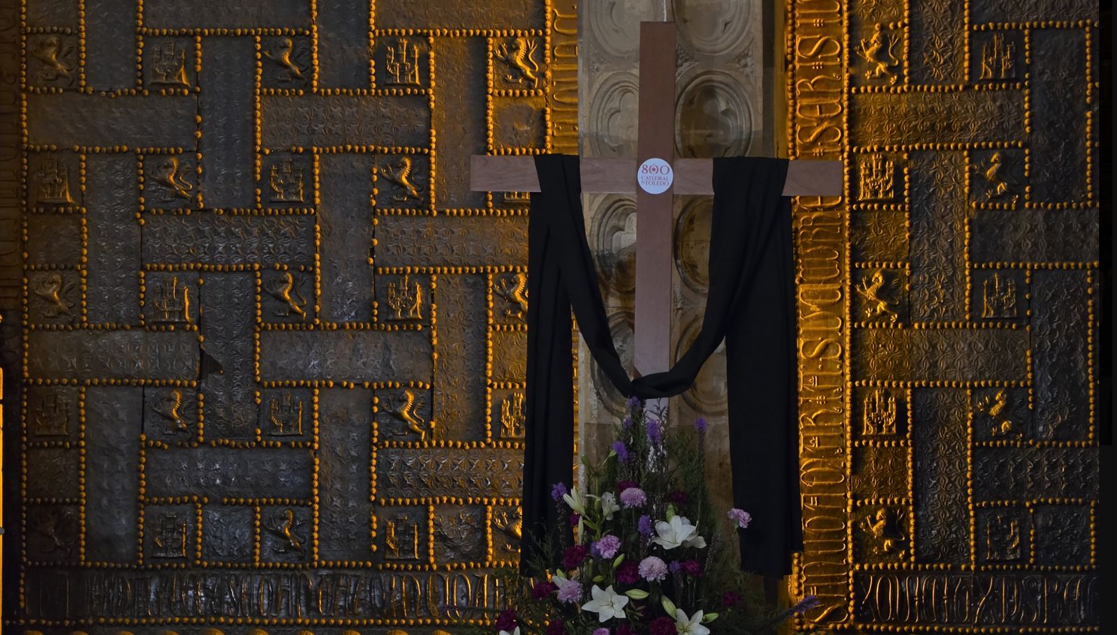 La cruz en memoria de las víctimas en la puerta de la catedral de Toledo