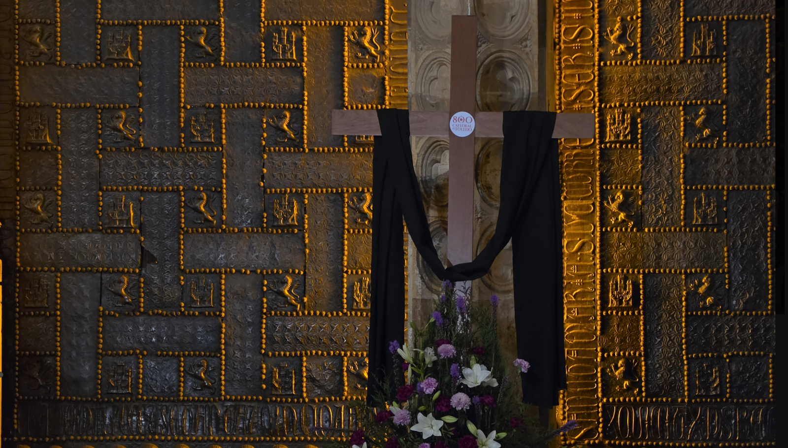La cruz en memoria de las víctimas en la puerta de la catedral de Toledo