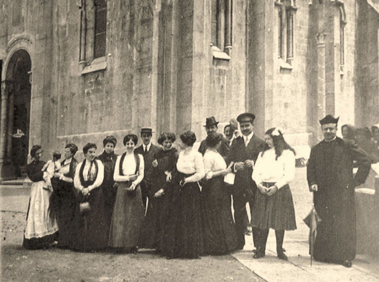 Pedro Poveda con peregrinos en Covadonga en 1910