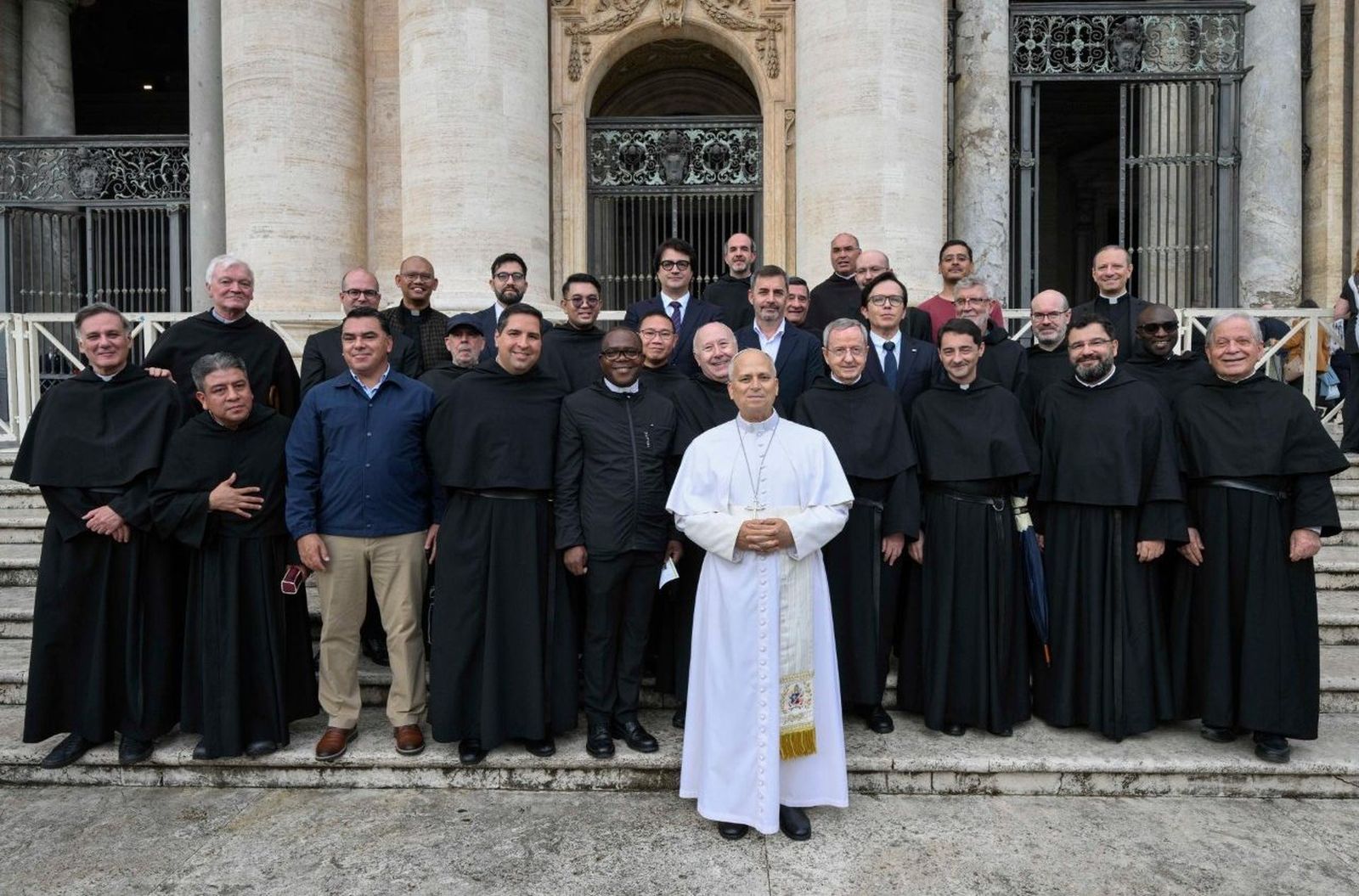 León XIV con una treintena de padres agustinos que participan en la conferencia sobre el tema "Schola Augustiniana".