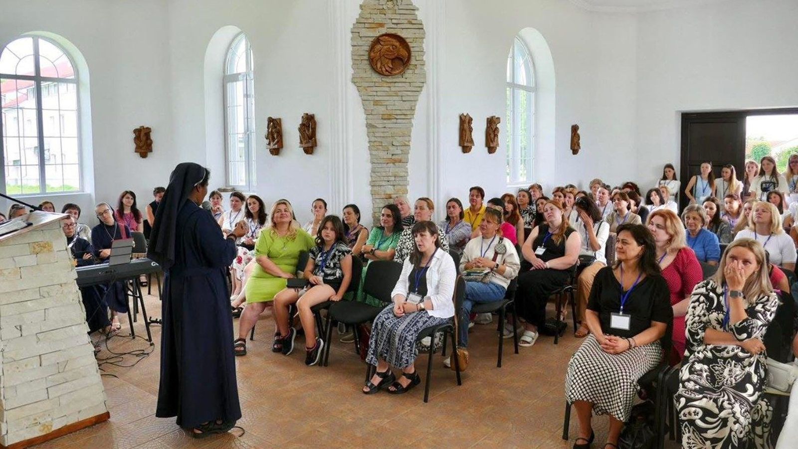 La hermana Liji Paiapilli ora con la comunidad en Pavshyno, Transcarpatia