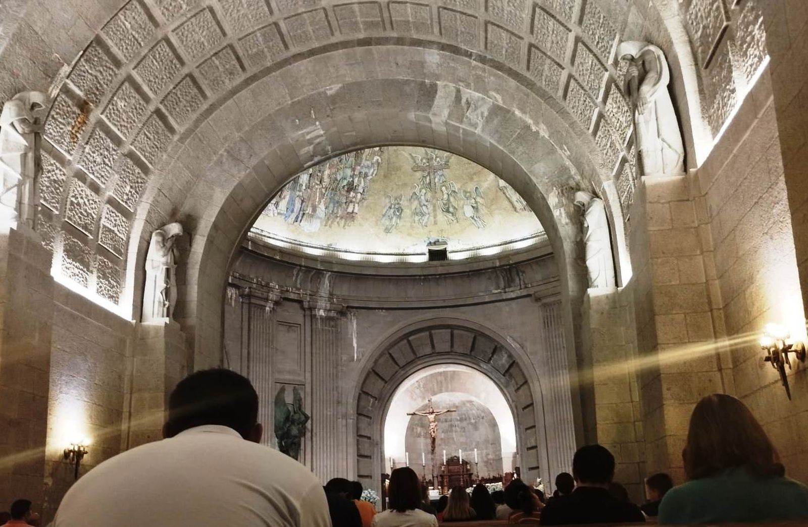 Misa presidida por Martínez Camino en el Valle