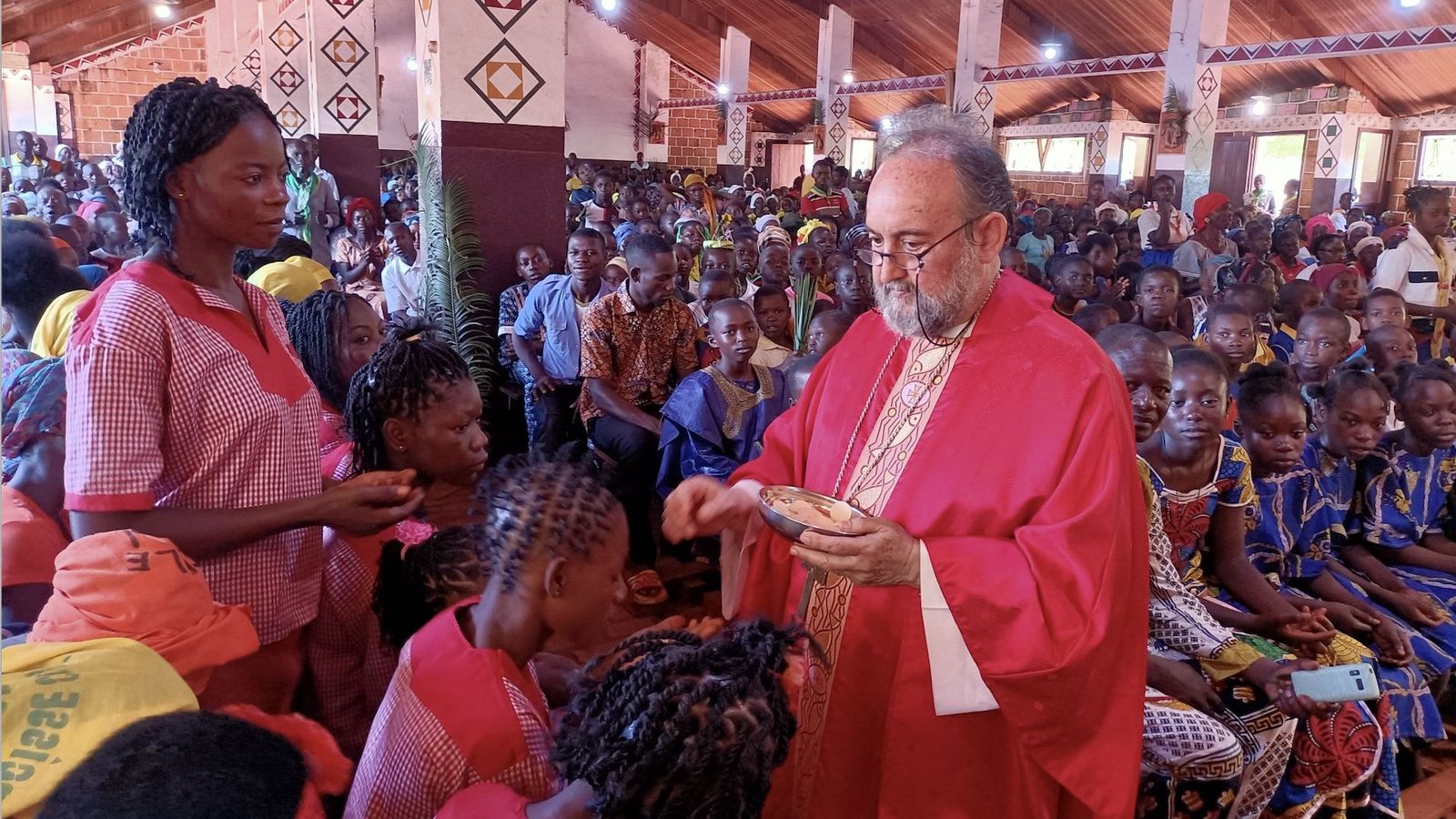 Juan José Aguirre dando la comunión a sus diocesanos de Bangassou
