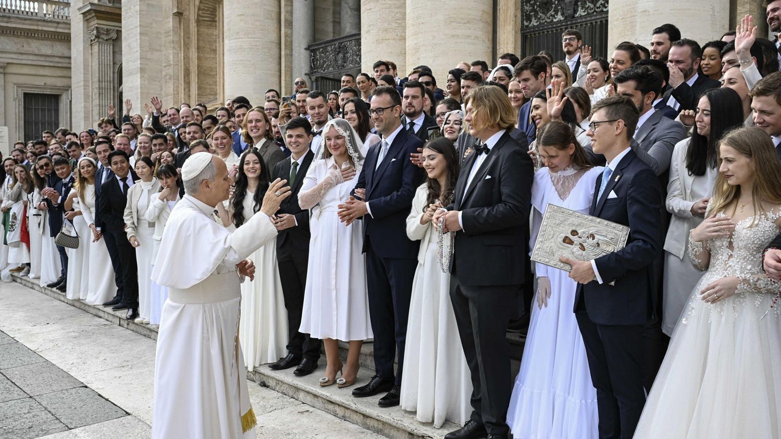 León XIS saluda a un grupo de matrimonios