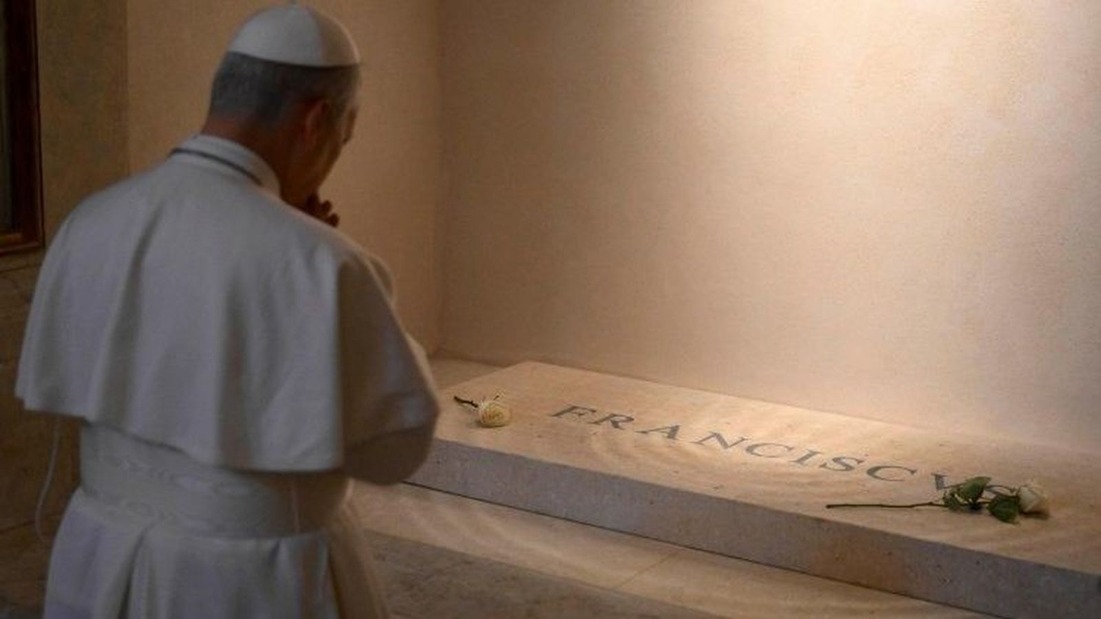 Leon XIV ora ante la tumba de Francisco