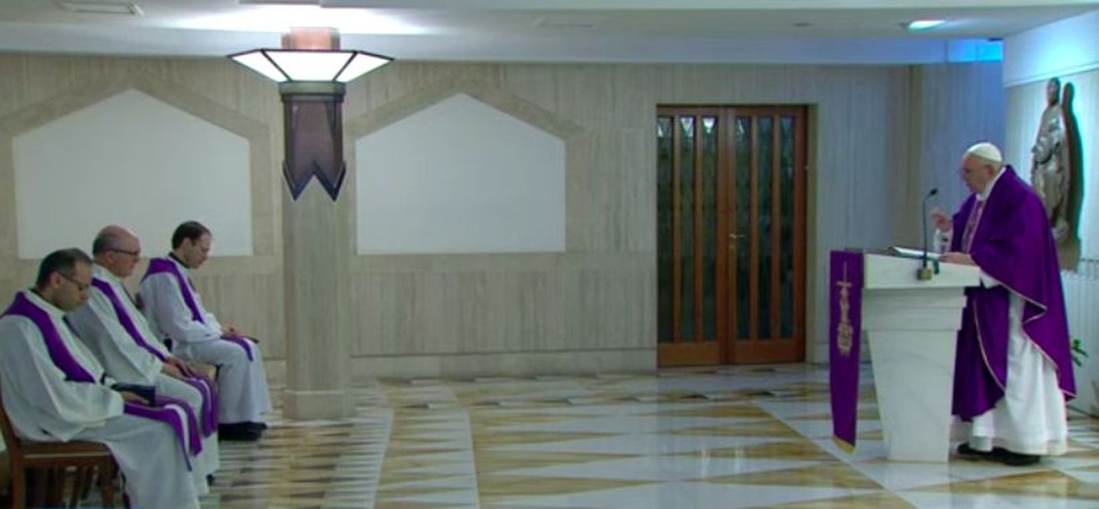 Tres sacerdotes junto a Francisco