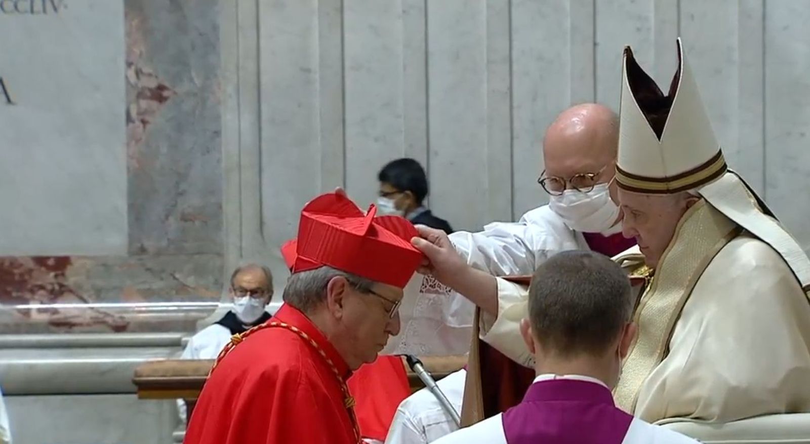 Imposición de la birreta al cardenal Feroci