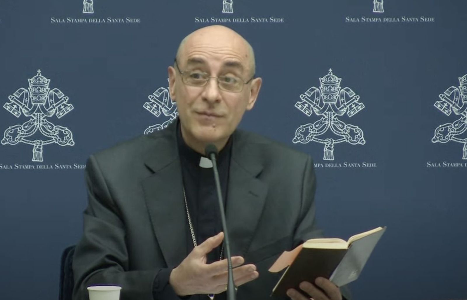 El cardenal Fernández en la presentación del documento