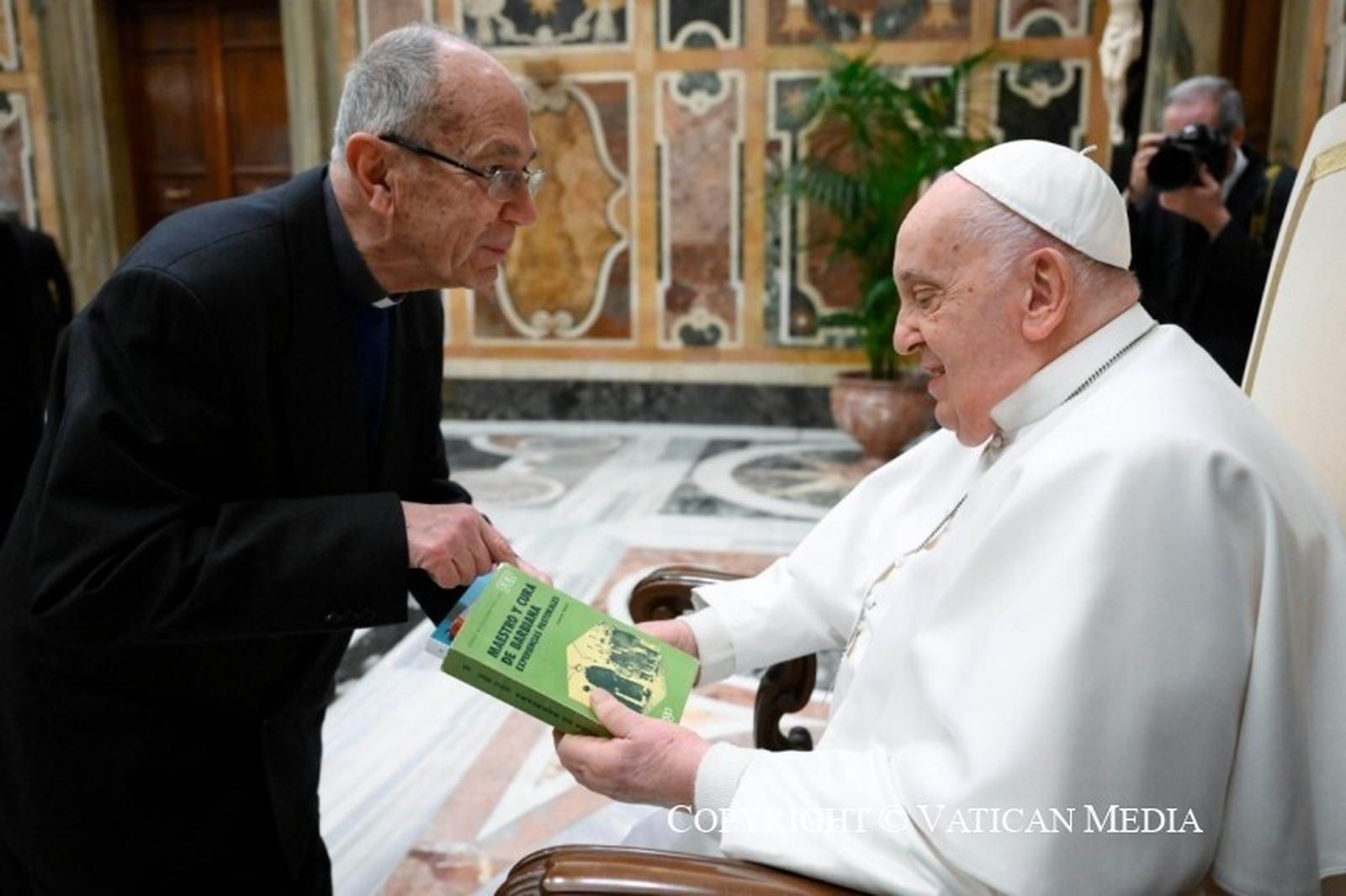 José Luis Corzo entrega un libro sobre Milani al papa Francisco / Vatican Media