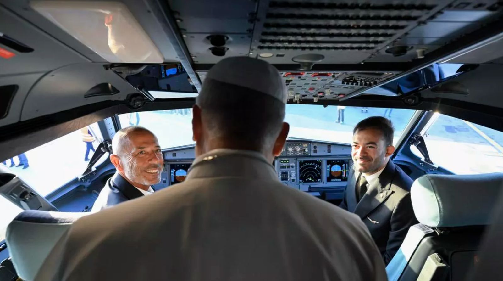 León XIV saluda a los pilotos del vuelo hacia París