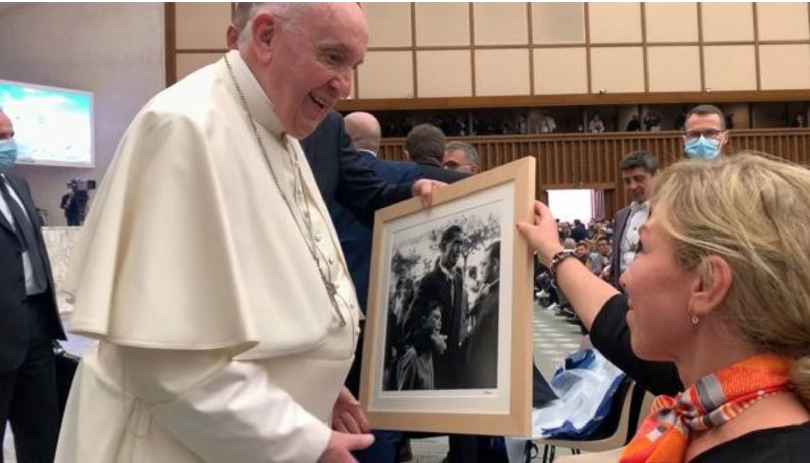 Francisco recibe la foto de Manuel Ferrol