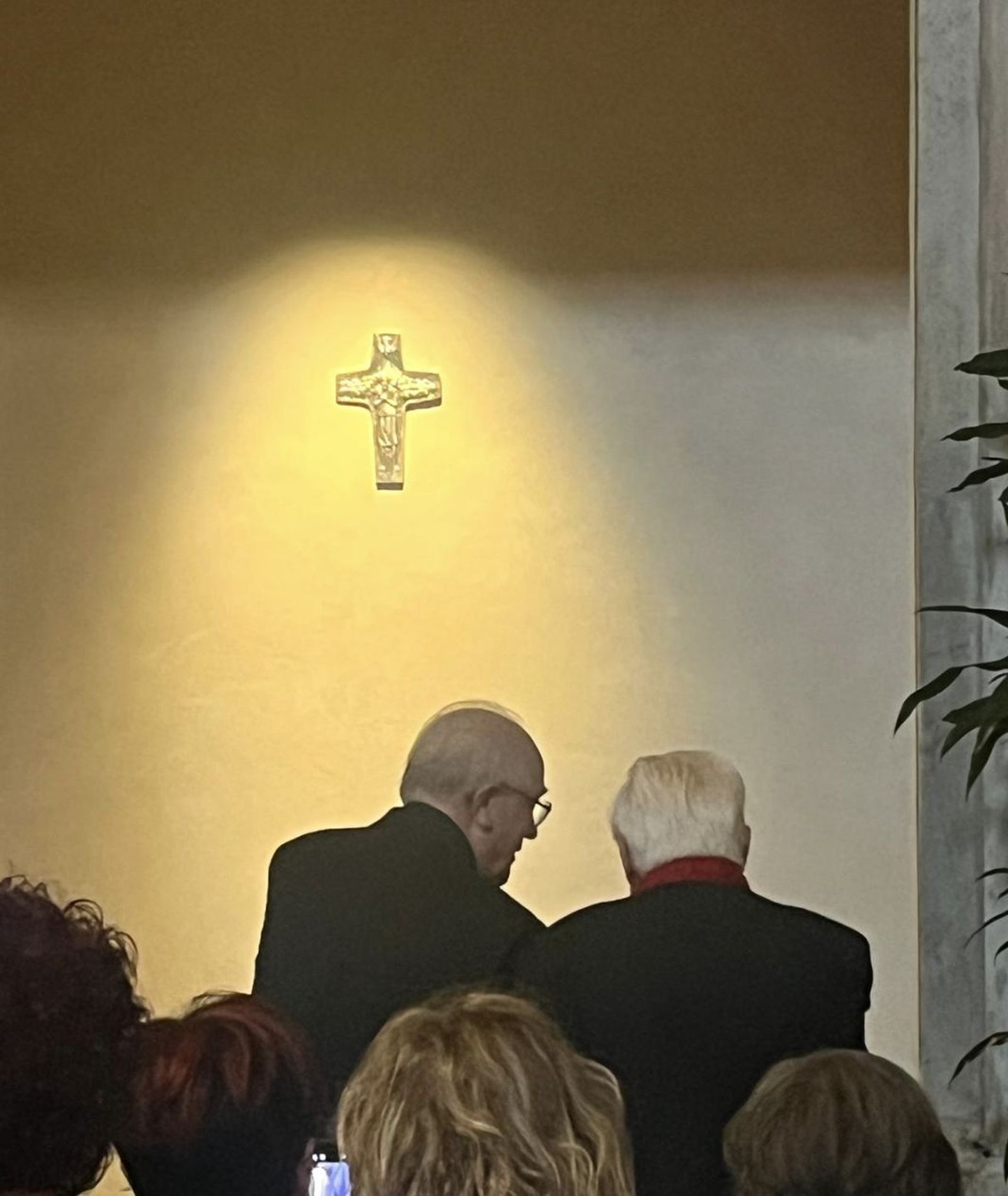 El Padre Ángel ante la tumba de Francisco