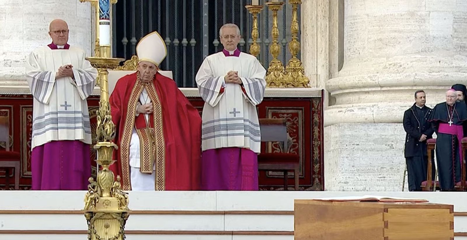 FRancisco y el féretro de Benedicto