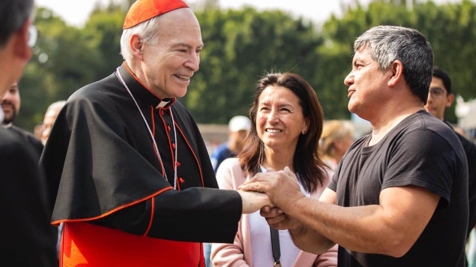 El cardenal Aguiar saluda a los peregrinos en la Basílica