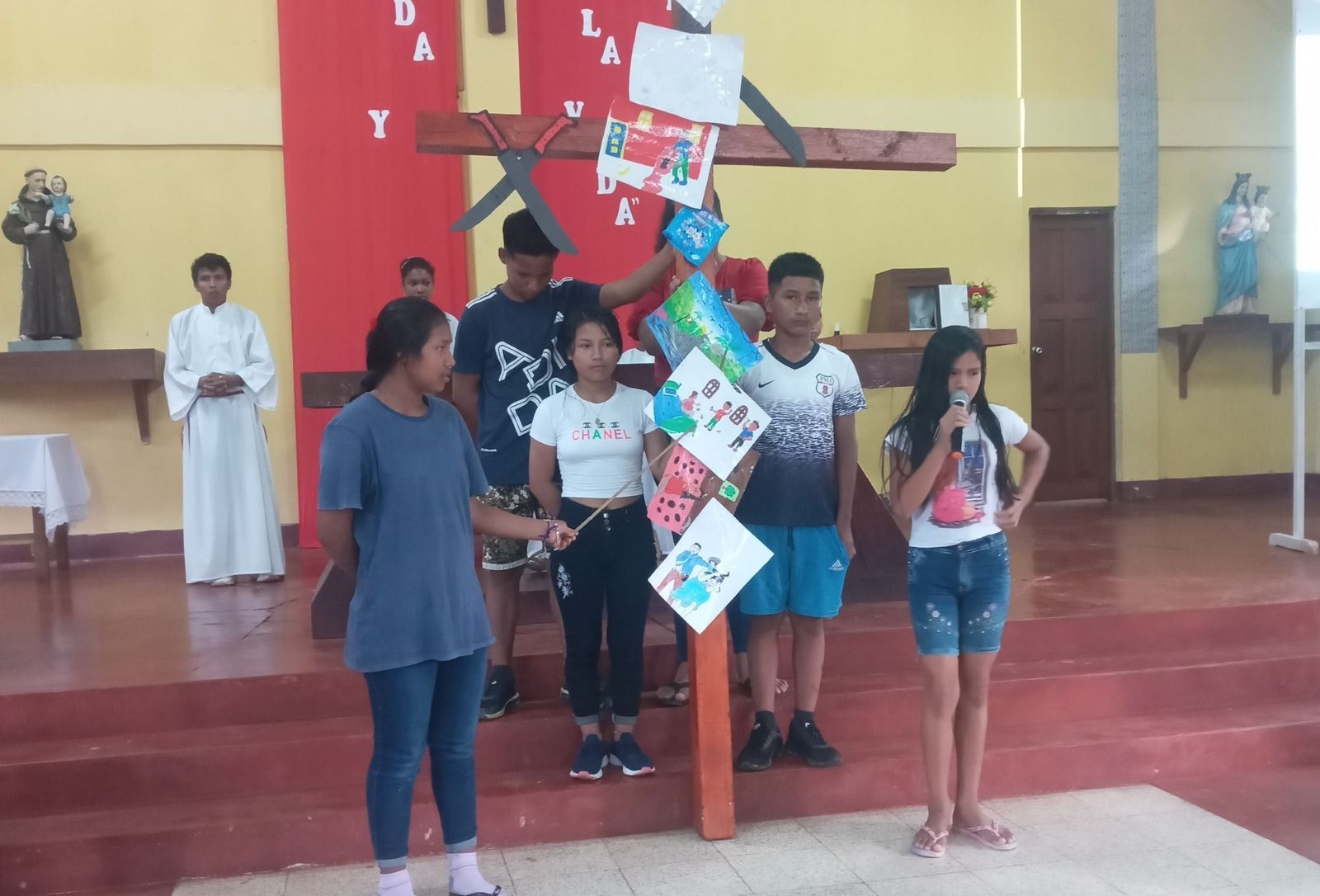 Adolescentes hacen las oraciones del Viernes Santo