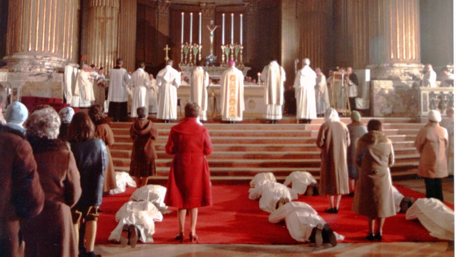 En las letanías las esposas junto a sus maridos postrados