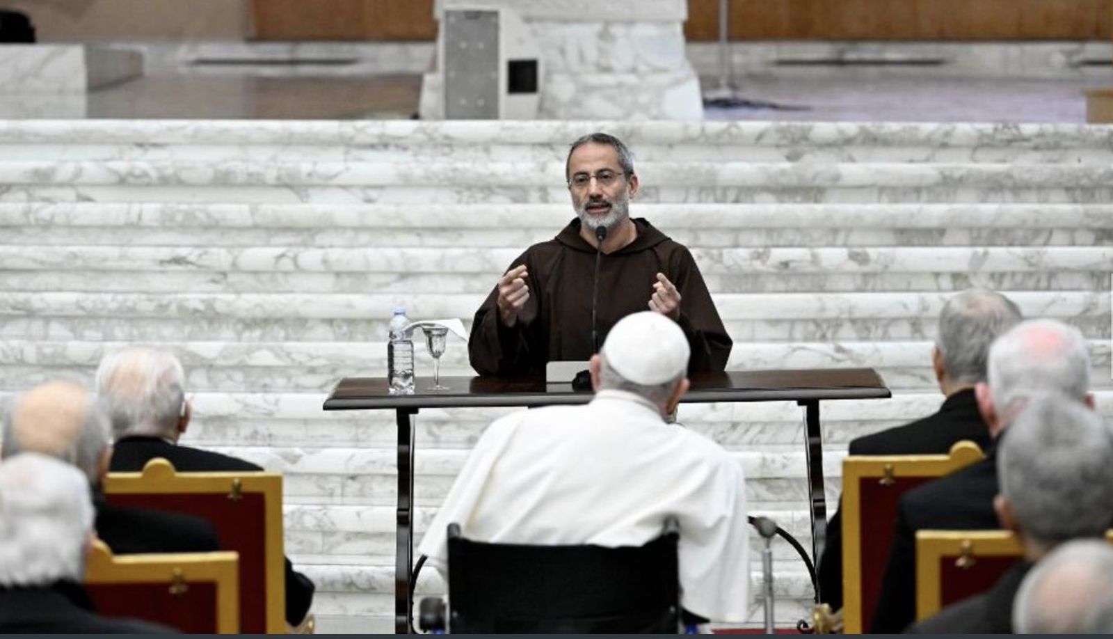 Francisco escucha la predicación del padre Pasolini