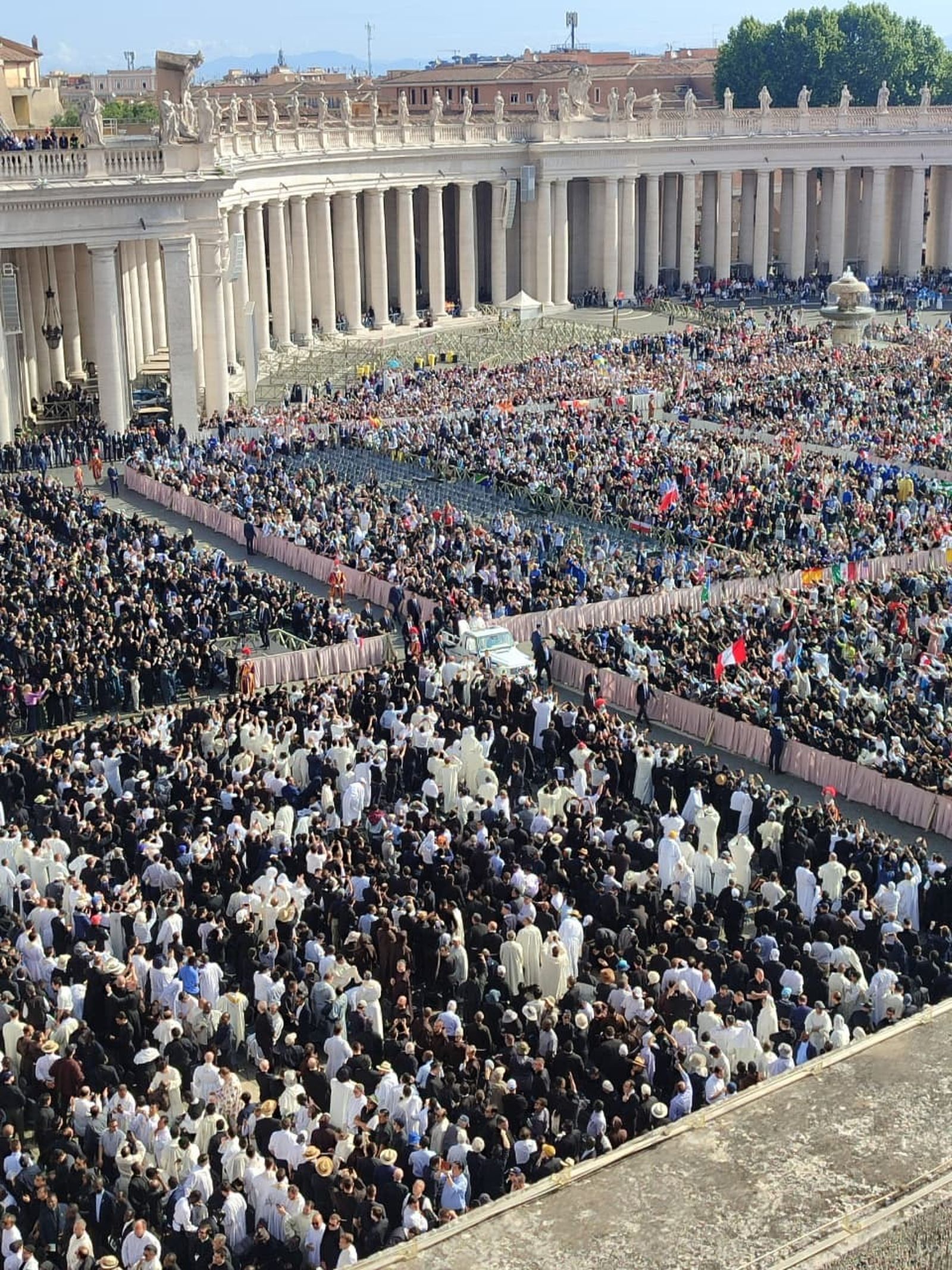 León XIV, en papamóvil