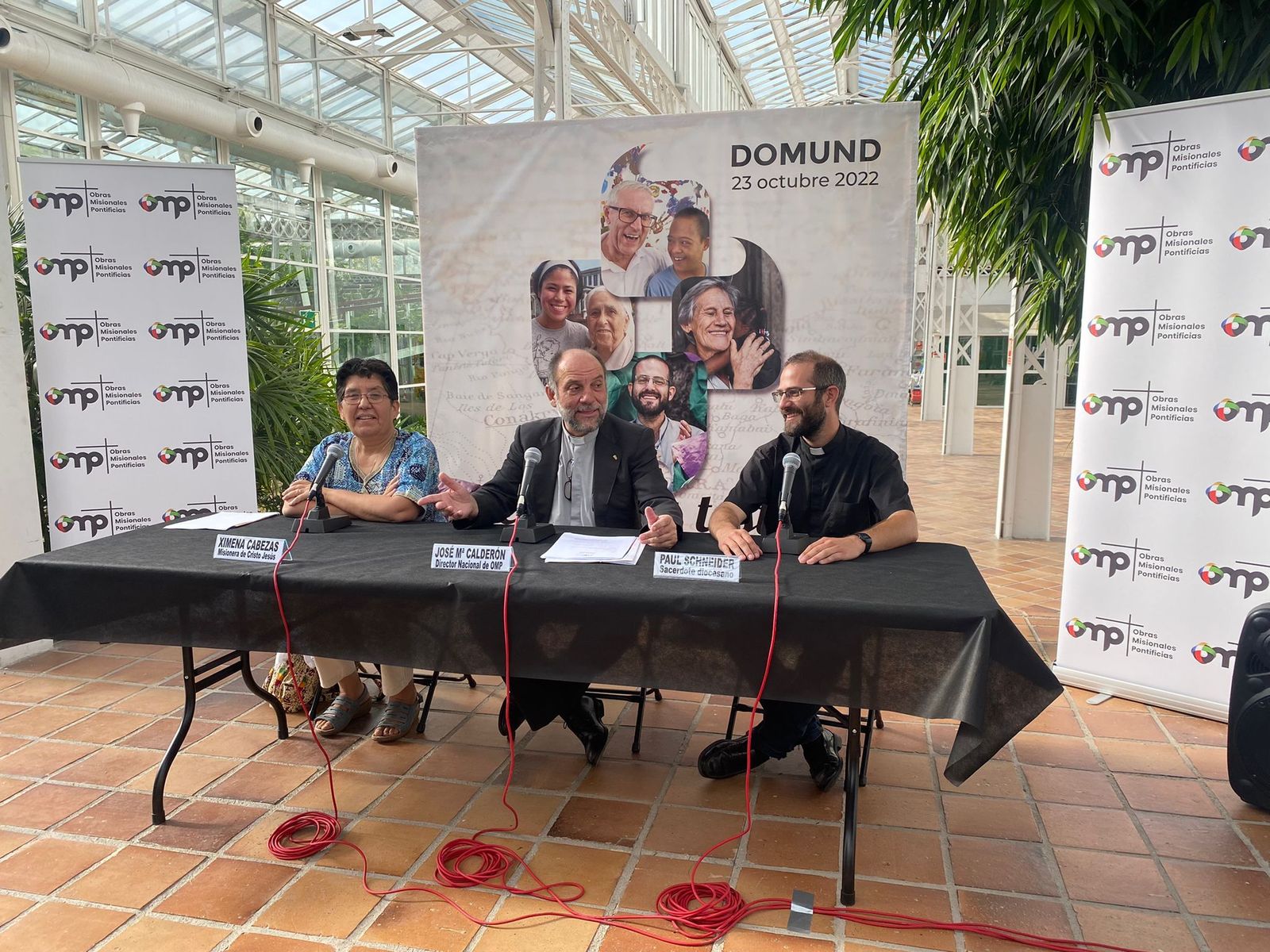 Paul Schneider y Ximena Cabezas, junto a José María Calderón