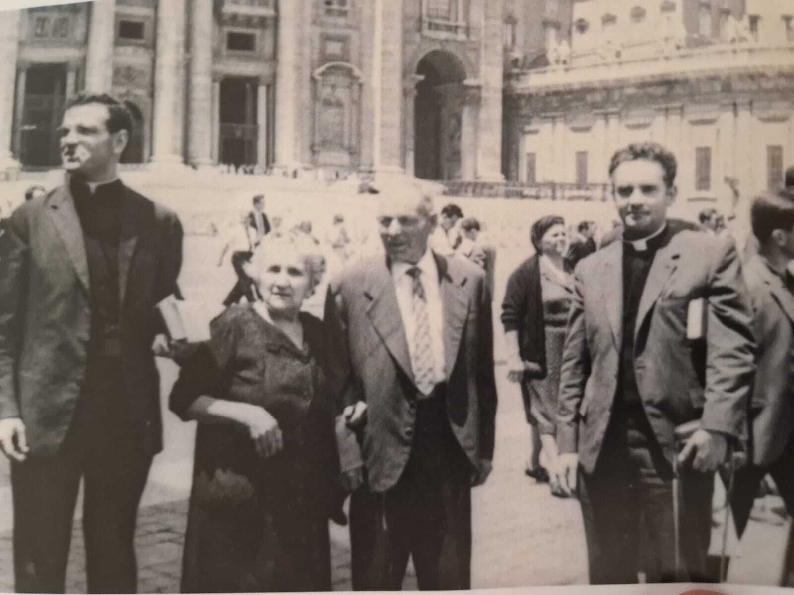 Miquel Barbarà, el primero por la izquierda, con sus padres