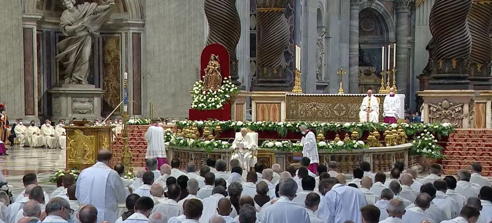 El Papa lee la homilía