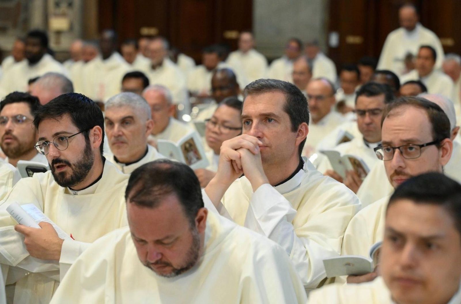 Sacerdotes en la basílica de san Pedro