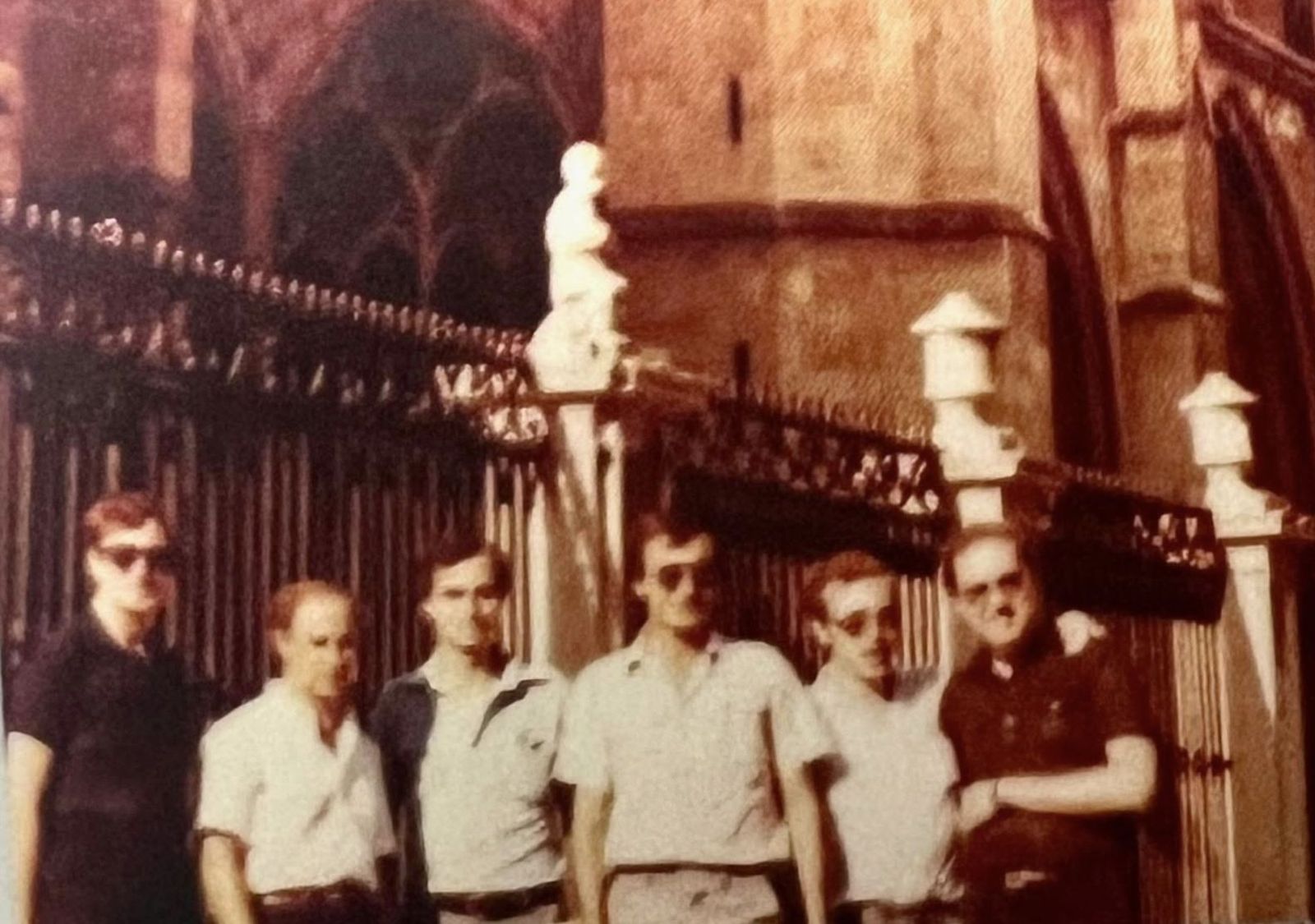 Prevost con Lazcano y otros frailes en la catedral de León (1982)