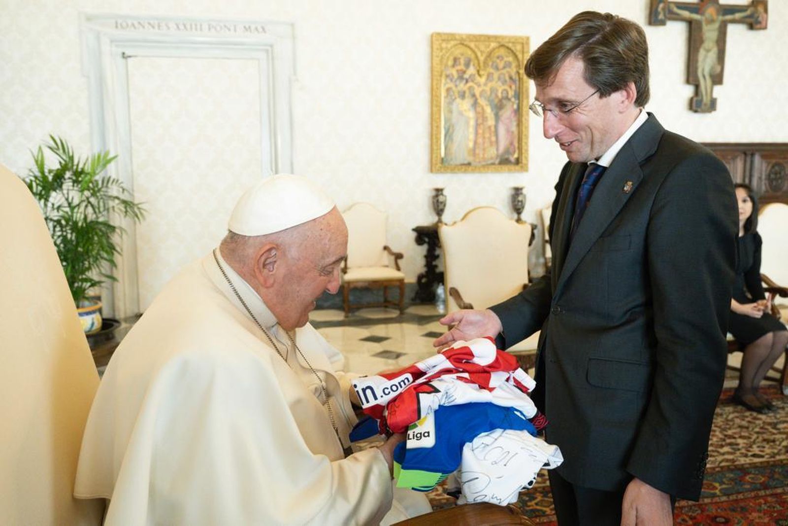 Almeida entrega a Francisco las camisetas de fútbol de los tres equipos madrileños