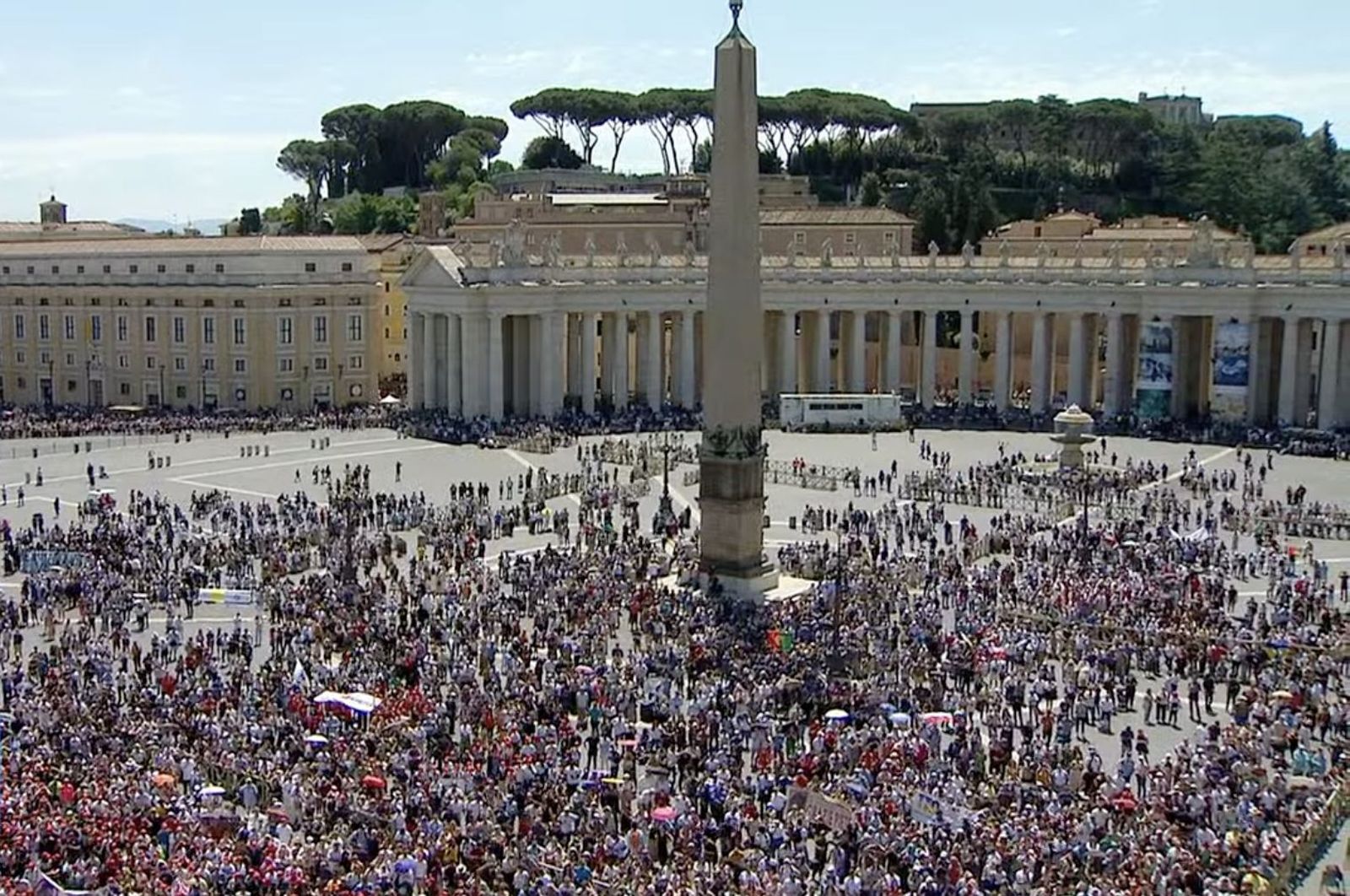 Vista de la plaza de San Pedro llena de fieles