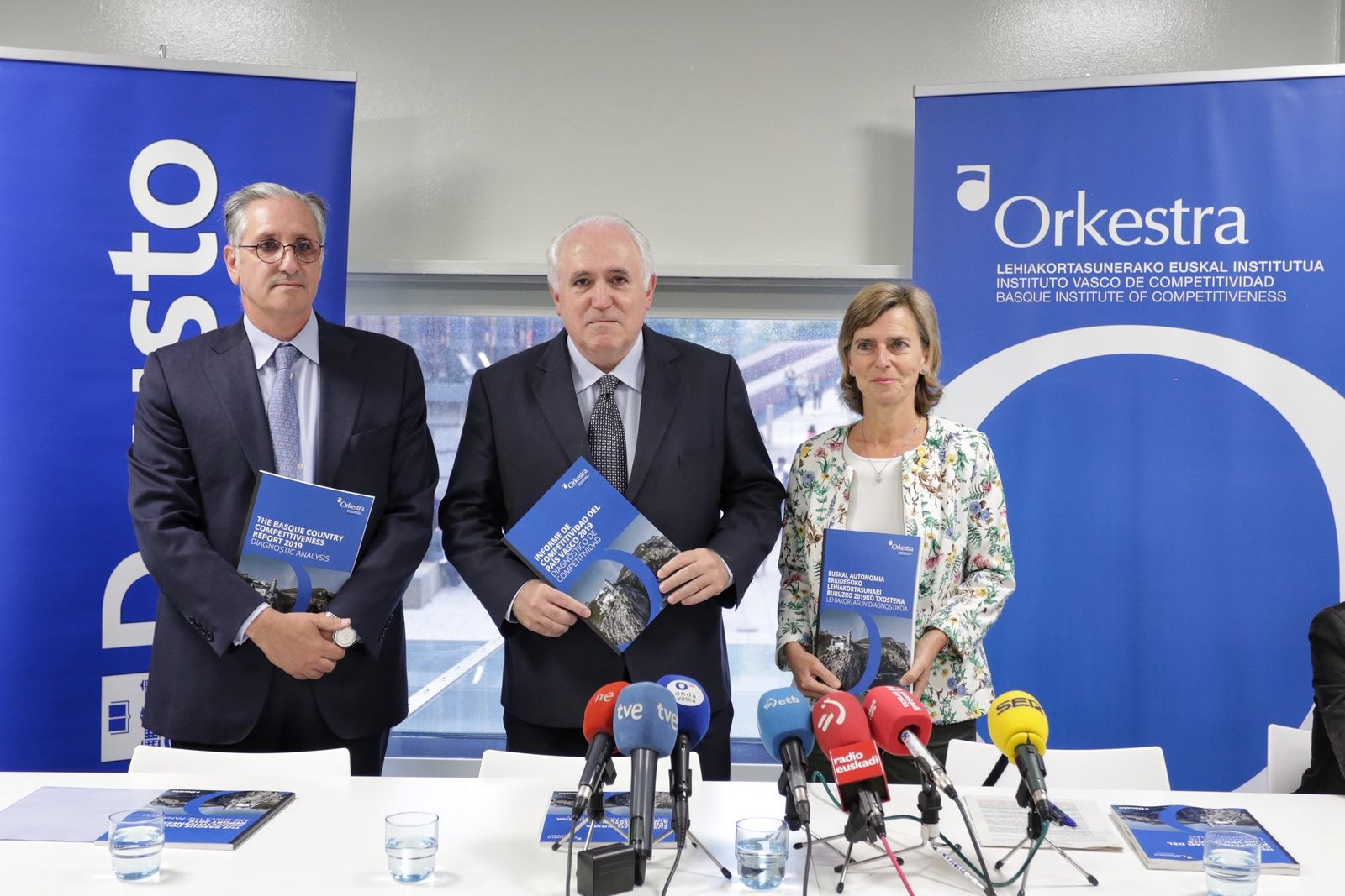 El Presidente de Orkestra, Iván Martén, el rector de la Universidad de Deusto, José María Guibert, y la directora de Orkestra, Mari Jose Aranguren, durante la rueda de prensa de presentación del Informe de Competividad del País Vasco  2019
