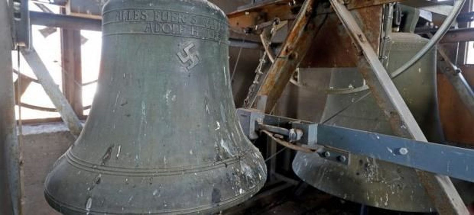 Campana con inscripción dedicada a Adolf Hitler y evástica