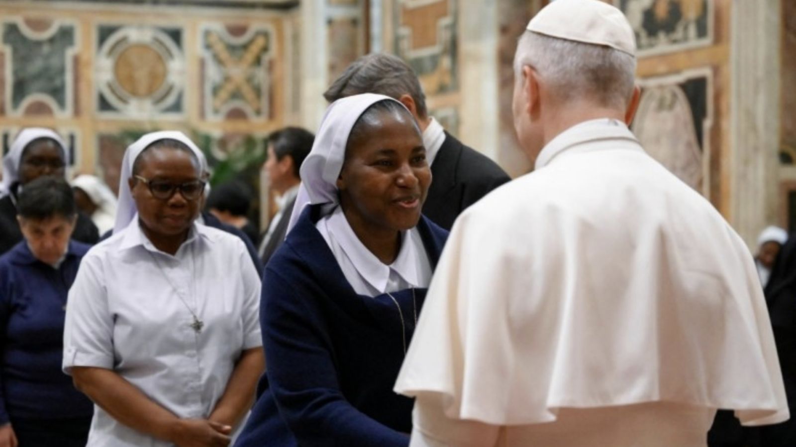 Unas religiosas oblatas saludan al Papa