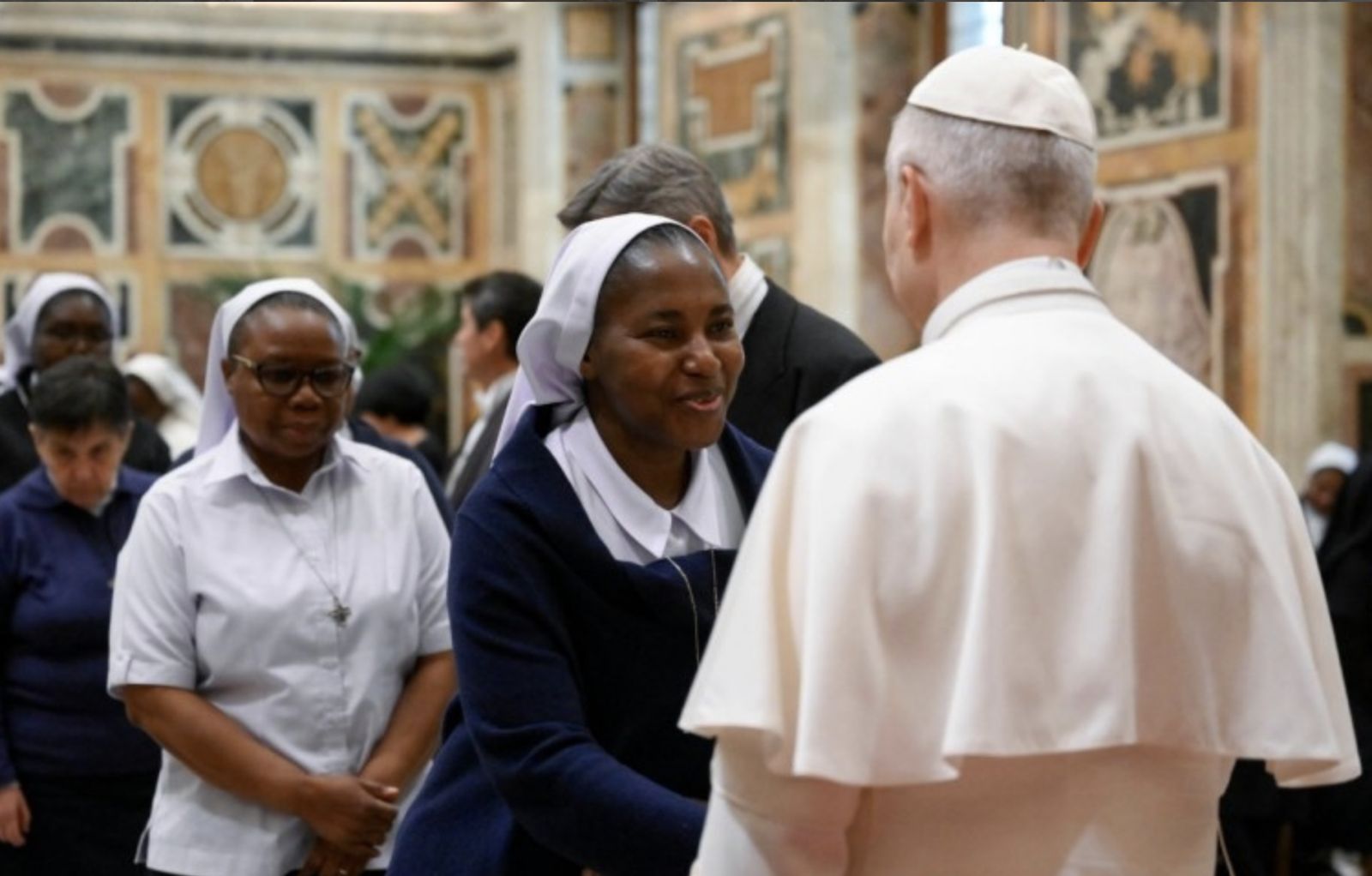 Unas religiosas oblatas saludan al Papa