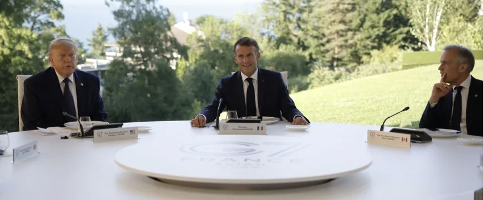 El presidente francés Emmanuel Macron, el presidente estadounidense Donald Trump y el primer ministro canadiense Mark Carney.