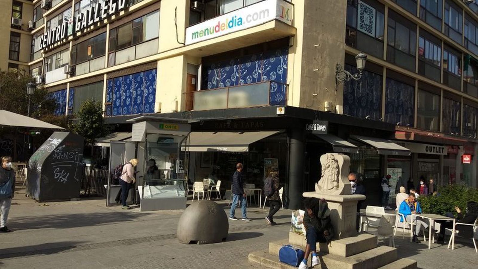 Imagen de la plaza ya sin el cruceiro