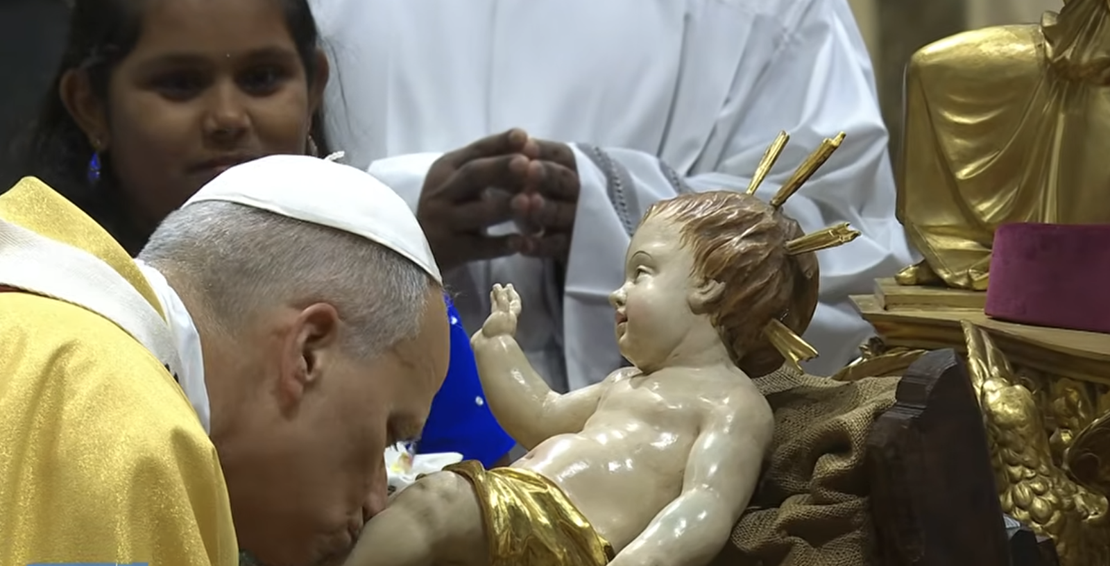 León XIV besa la rodilla del niño Jesús