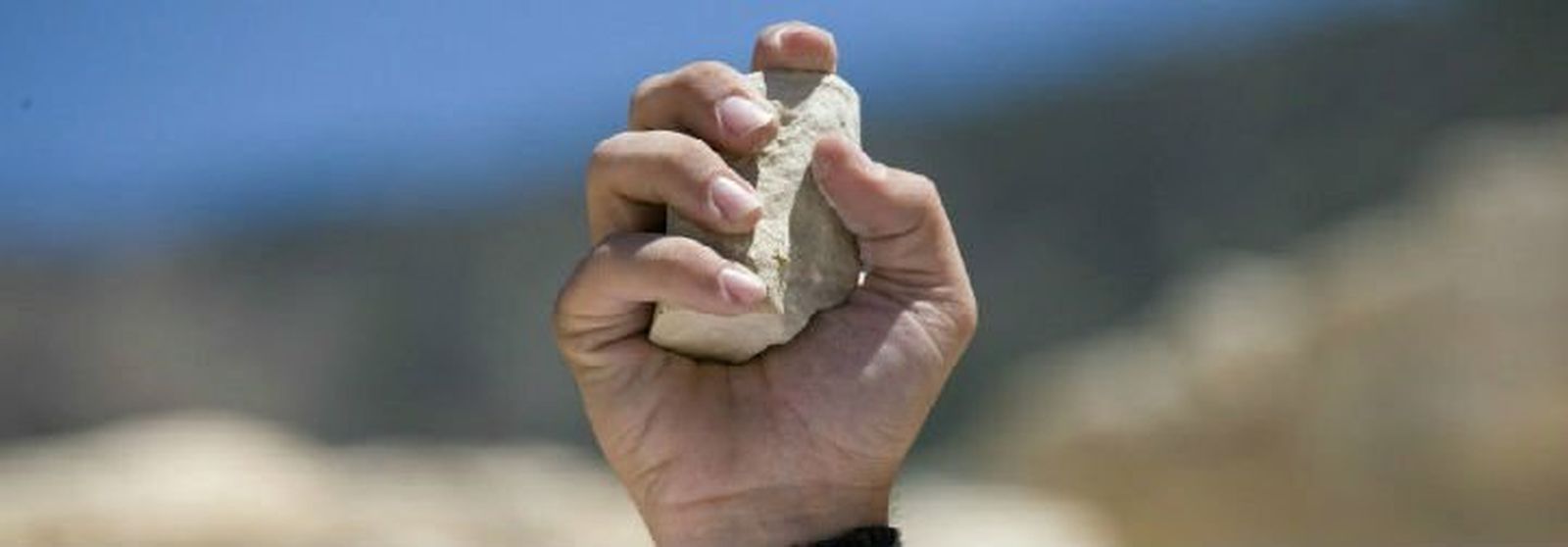 Pedradas de los rigoristas contra la Iglesia