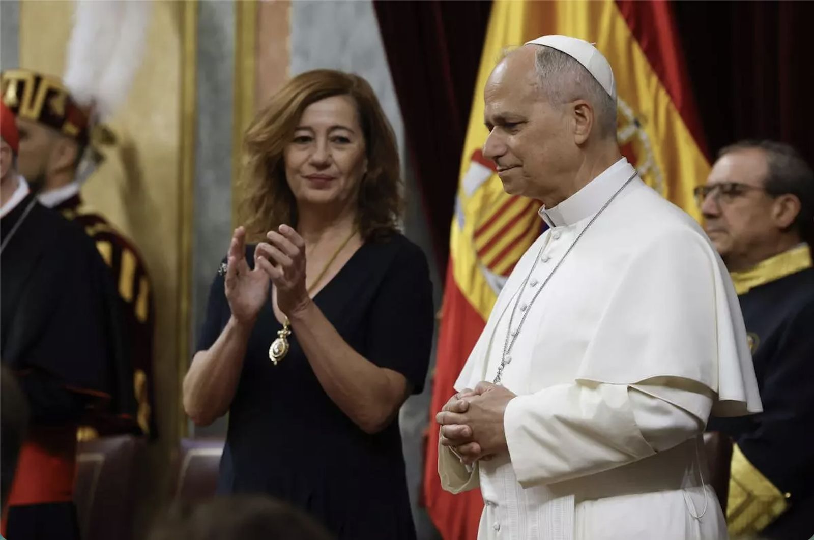 Francina Armengol aplaude al Papa en el Congreso
